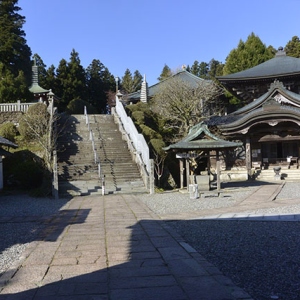 出石寺の境内