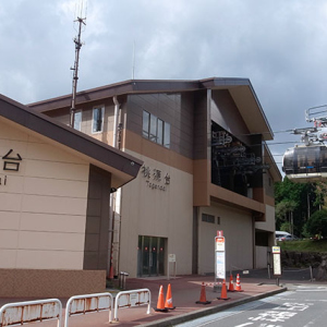 桃源台から県道を歩いて登山口へ向かう