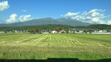 電車の窓から眺める鳥海山