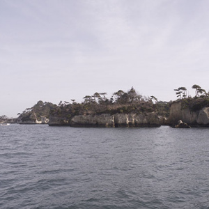 穴の開いた小島