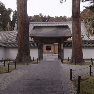 本堂前の山門