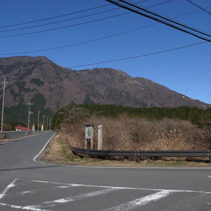 国道139号線より毛無山を望む