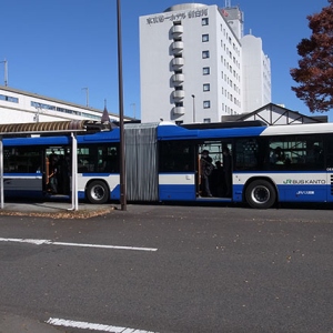 研修センターへ直行する連結バス