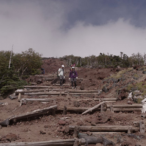 赤い火山礫地帯