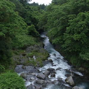 急な淵が続く