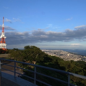 遠くに江ノ島