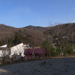 山の裾野一帯は住宅地