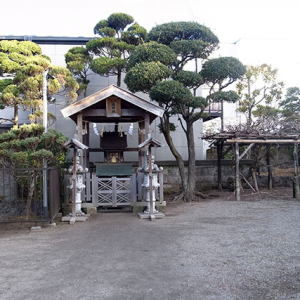 御釜神社の境内