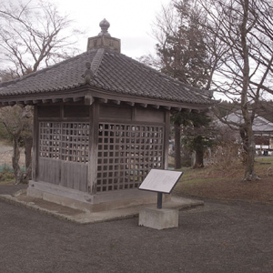 壺の碑はお堂の中