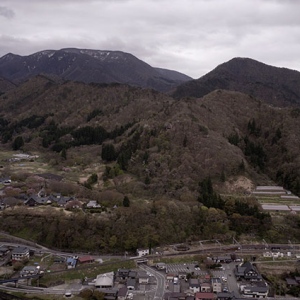 山寺駅を眼下に