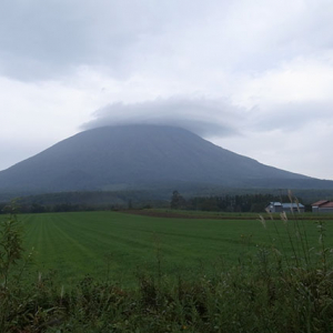 羊蹄山に掛かる笠雲